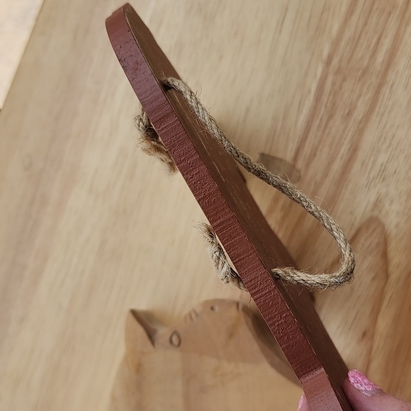 2 -- WOODEN CARVED 🐖 PIGS WALL HANGING. - Picture 7 of 7